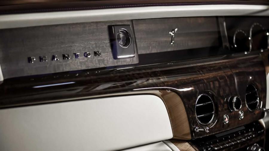 Детали интерьера Rolls-Royce Phantom Privacy Suite 2019 года  (фото 9 из 11)